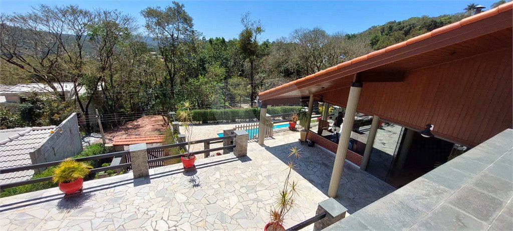 Casa à venda com 3 quartos, sendo 2 suítes, no condomínio Alpes de Caieiras, Caieiras - SP