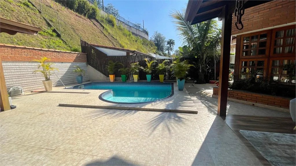 Casa à venda com 4 quartos, sendo 2 suítes, no condomínio Ypê Branco, São Paulo - SP
