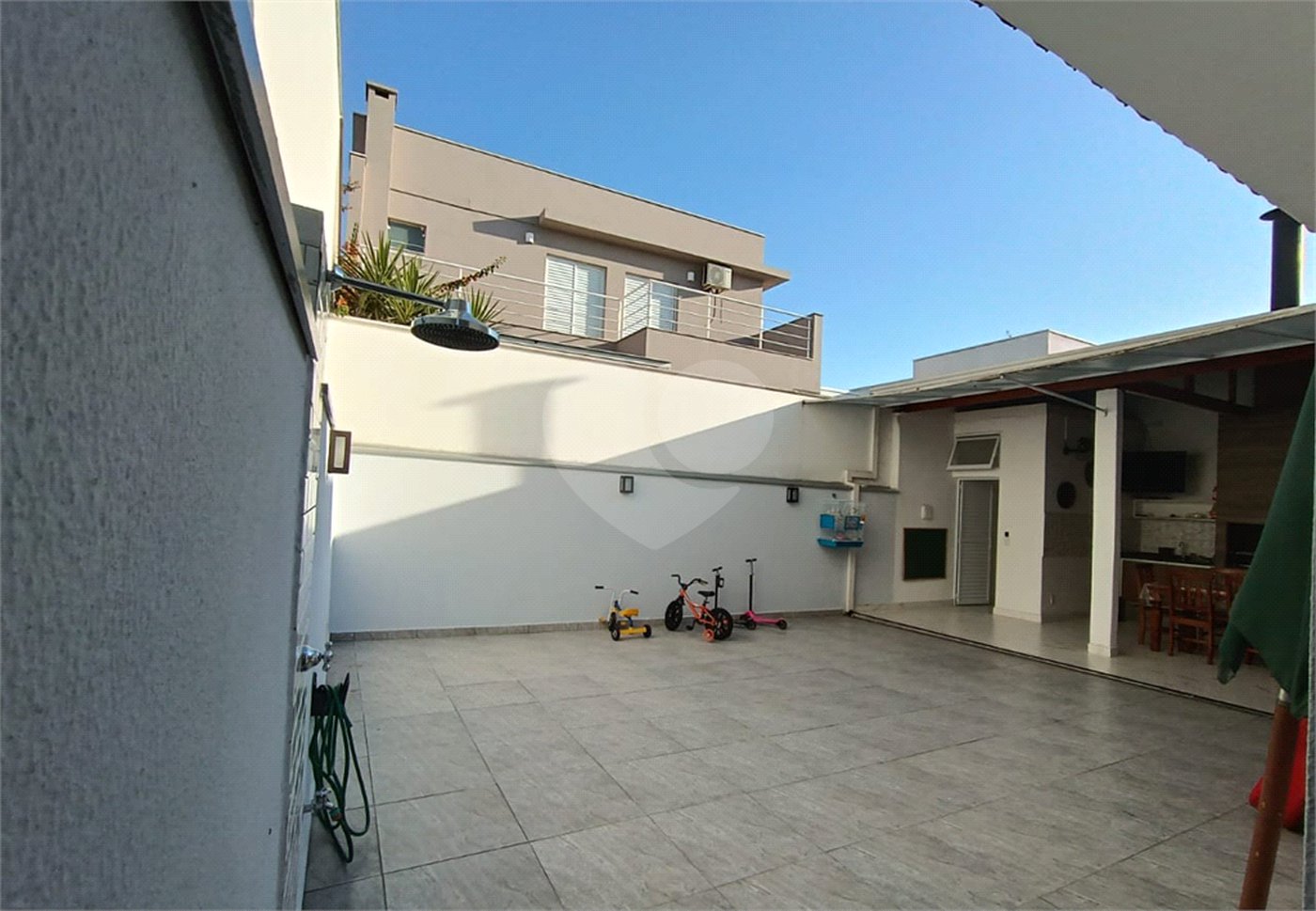 Casa à venda com 3 suítes no condomínio Granja Deolinda, Sorocaba - SP