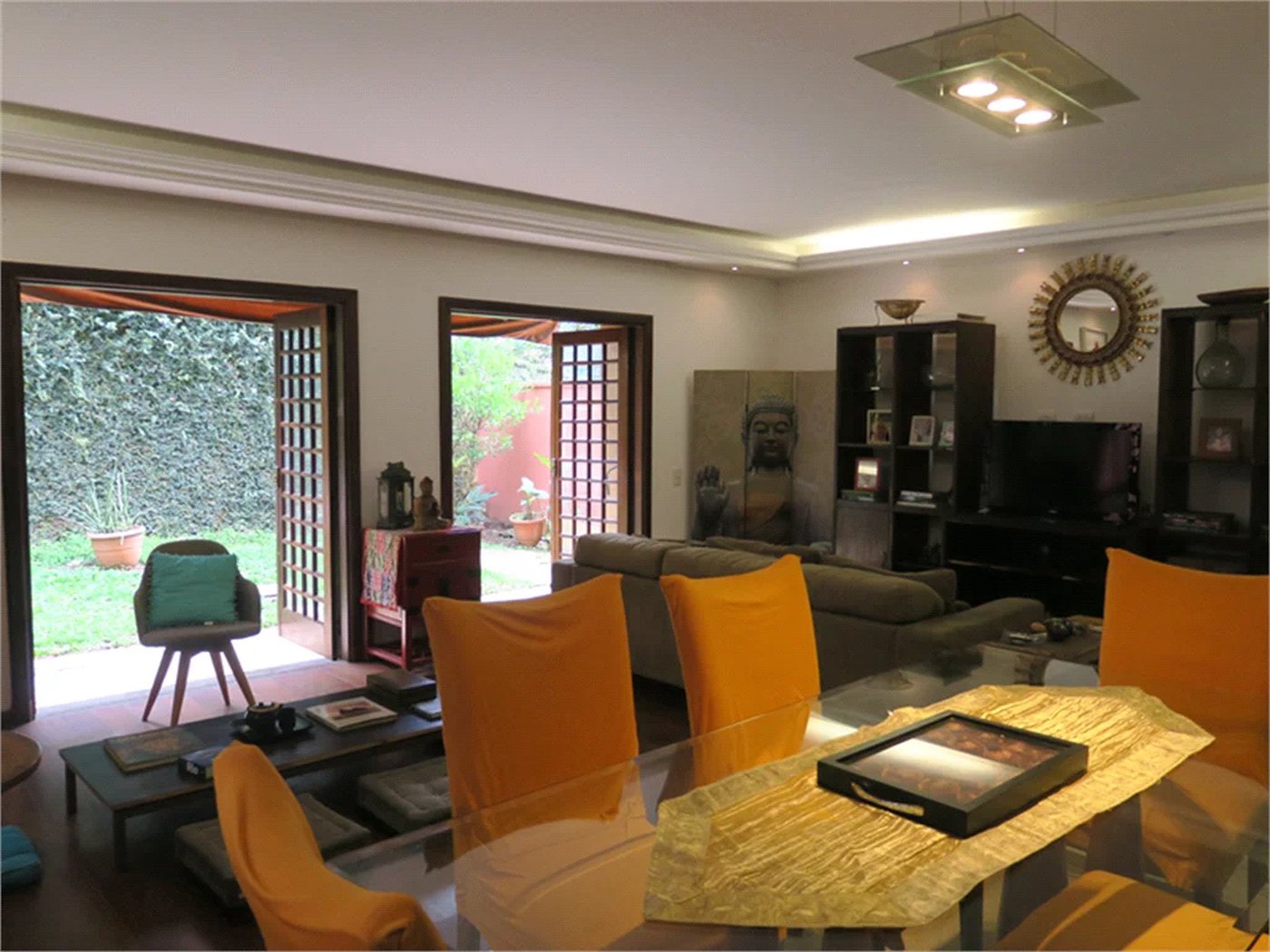 Casa à venda com 4 quartos, sendo 2 suítes, no condomínio Vila das Flores, São Paulo - SP