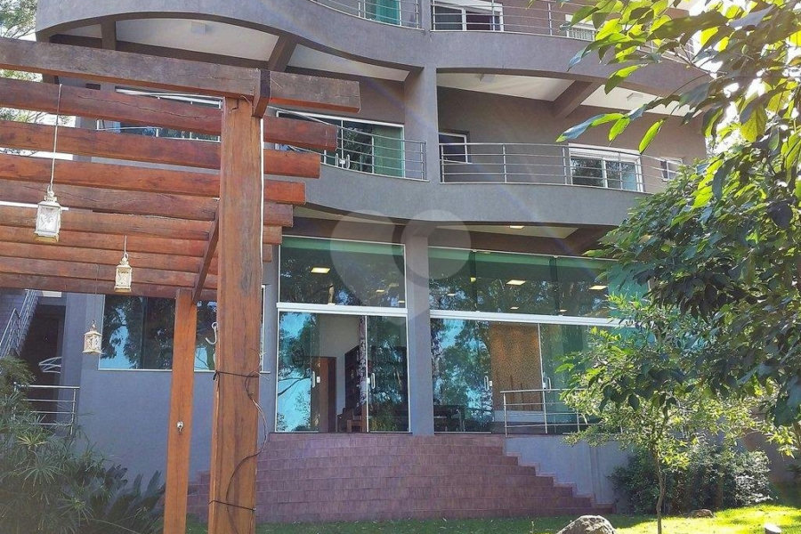 Casa à venda com 6 quartos, sendo 3 suítes, no condomínio Travessa Manuel Antônio Ferreira,85, São Paulo - SP