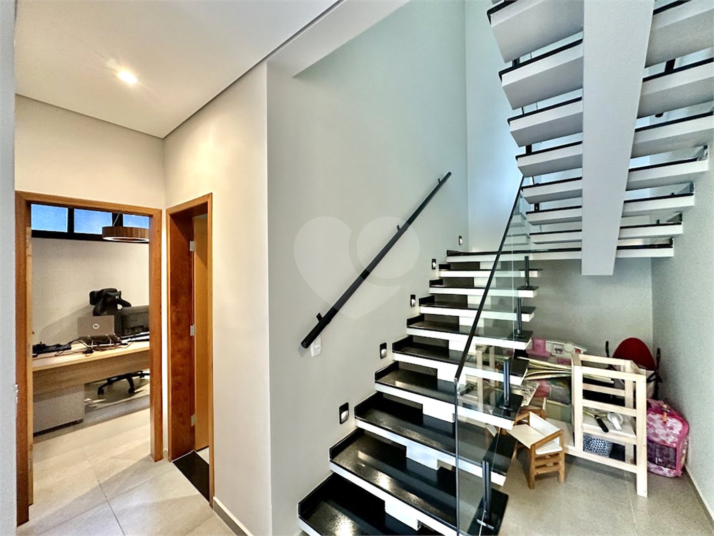 Casa à venda com 3 suítes no condomínio Reserva Santa Maria, Jandira - SP