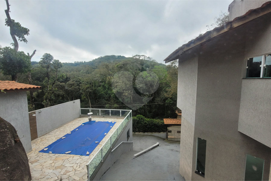 Casa à venda com 4 quartos, sendo 1 suíte, no condomínio Parque Suiça, Caieiras - SP