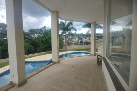 Casa à venda com 5 quartos, sendo 3 suítes, no condomínio Serra da Estrela, Atibaia - SP