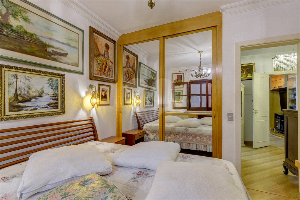 Casa Térrea à venda com 4 quartos, sendo 3 suítes, em Interlagos, São Paulo, SP