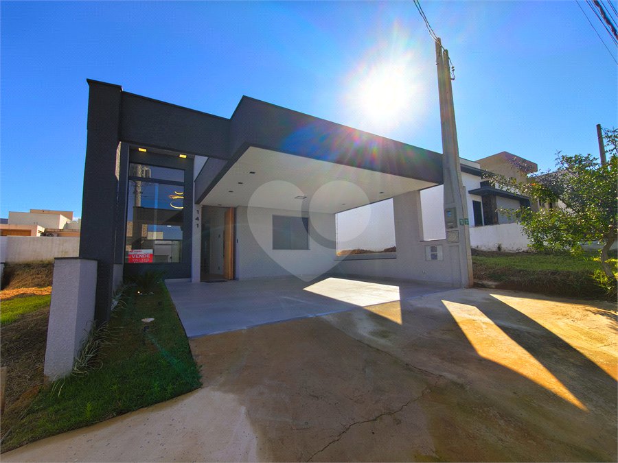 Casa à venda com 3 quartos, sendo 1 suíte, no condomínio Horto Florestal Villagio, Sorocaba - SP