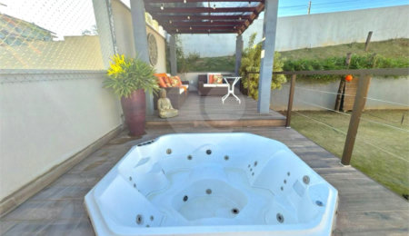 Casa à venda com 4 quartos, sendo 3 suítes, no condomínio Vila Hípica II, Vinhedo - SP