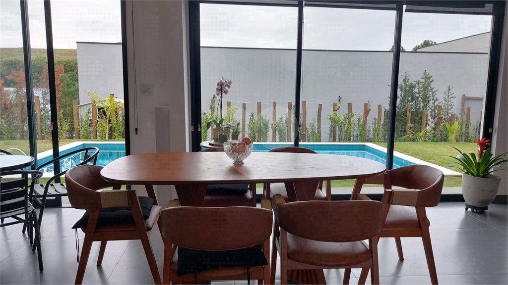 Casa à venda ou para alugar com 4 quartos, sendo 3 suítes, no condomínio Figueira Garden, Atibaia - SP