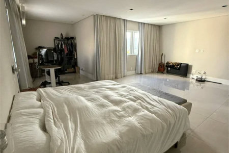 Casa à venda com 4 suítes no condomínio East Village, São Paulo - SP