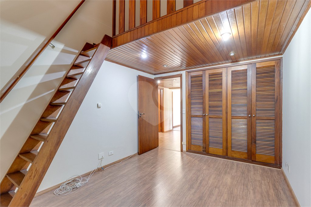 Casa à venda com 5 quartos, sendo 3 suítes, no condomínio Granja do Morumbi, São Paulo - SP