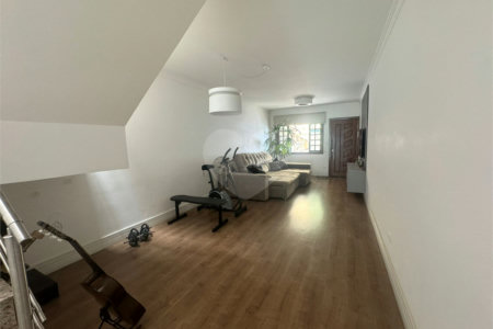 Sobrado à venda com 3 quartos, sendo 1 suíte, em Vila Nivi, São Paulo, SP