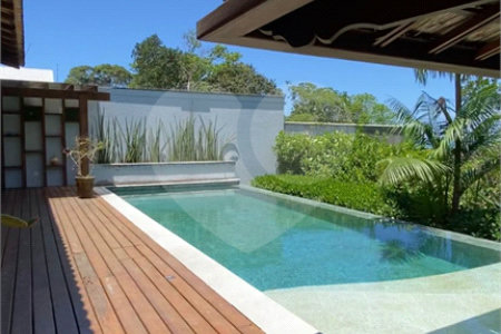 Casa à venda com 4 quartos, sendo 3 suítes, em Campinho, Porto Seguro, BA