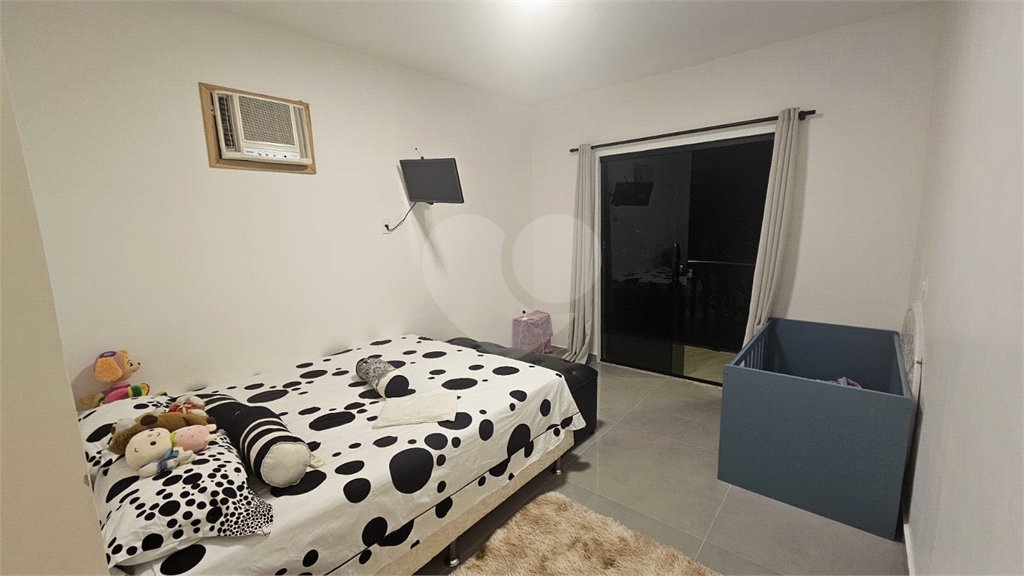 Casa à venda com 3 quartos, sendo 2 suítes, no condomínio Vale Encantado, Rio de Janeiro - RJ