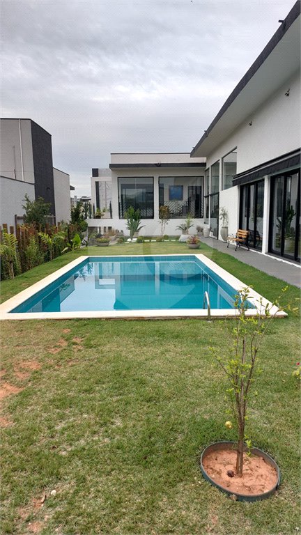 Casa à venda ou para alugar com 4 quartos, sendo 3 suítes, no condomínio Figueira Garden, Atibaia - SP
