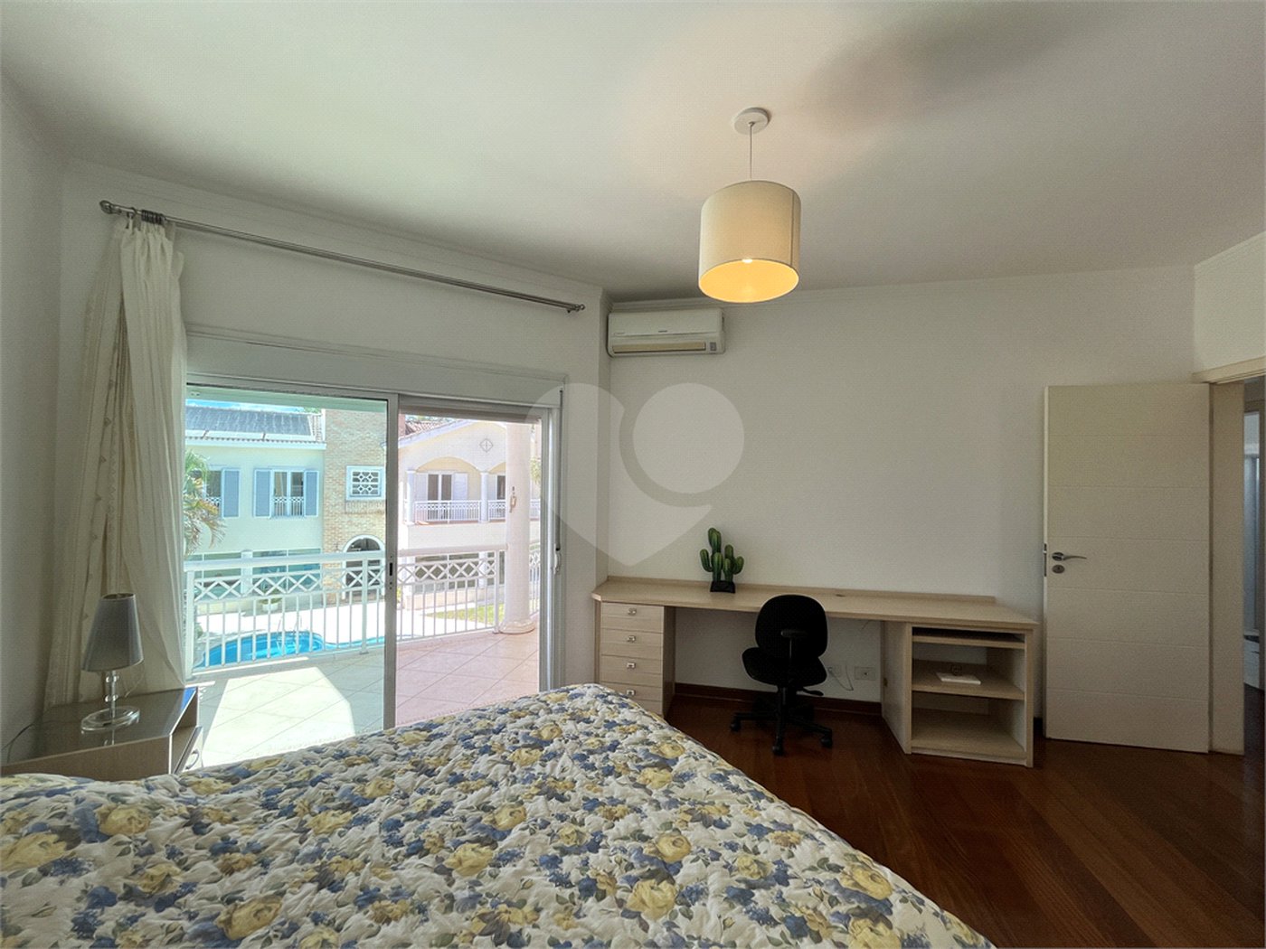 Casa à venda com 5 quartos, sendo 3 suítes,  no condomínio Village Saint Charbel, Araçoiaba da Serra - SP