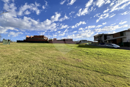 Terreno à venda no condomínio Villa dos Pinheiros, Indaiatuba - SP