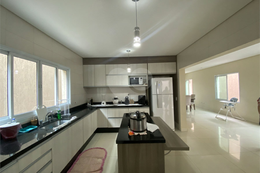 Sobrado à venda com 3 quartos, sendo 1 suíte,  em Jardim Vila Galvão, Guarulhos, SP