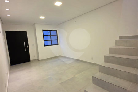 Sobrado à venda com 3 quartos, sendo 1 suíte, em Vila Gumercindo, São Paulo, SP