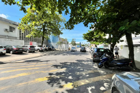 Apartamento 2 dormitórios com vaga de garagem lado praia na Enseada Guarujá