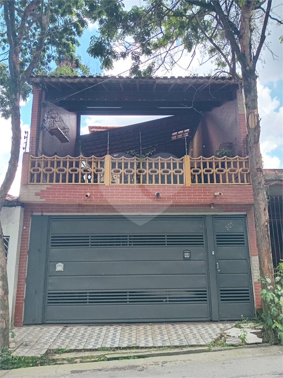 Sobrado à venda com 4 quartos, sendo 1 suíte,  em Furnas, São Paulo, SP