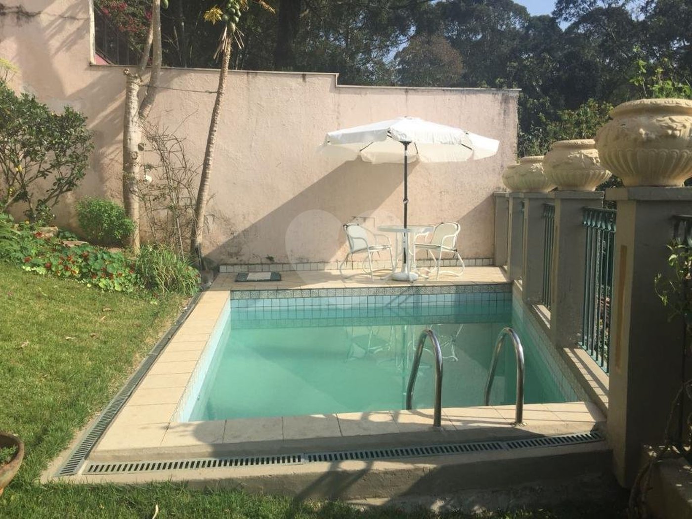 Casa à venda com 5 quartos, sendo 4 suítes, no condomínio Jardim Vitória Régia, São Paulo - SP