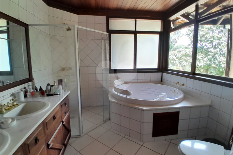 Casa à venda com 4 quartos, sendo 2 suítes, no condomínio Cantareira, Mairiporã - SP