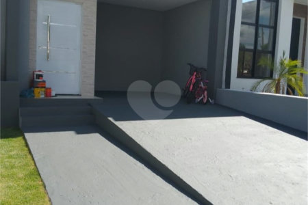 Casa à venda com 2 quartos, sendo 1 suíte, no condomínio Residencial Jardim, Sorocaba - SP
