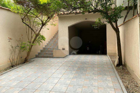 Sobrado à venda com 3 quartos, sendo 1 suíte, em Jardim Londrina, São Paulo, SP