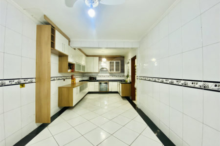 Sobrado à venda com 4 quartos, sendo 1 suíte, em Vila Gilda, Santo André, SP