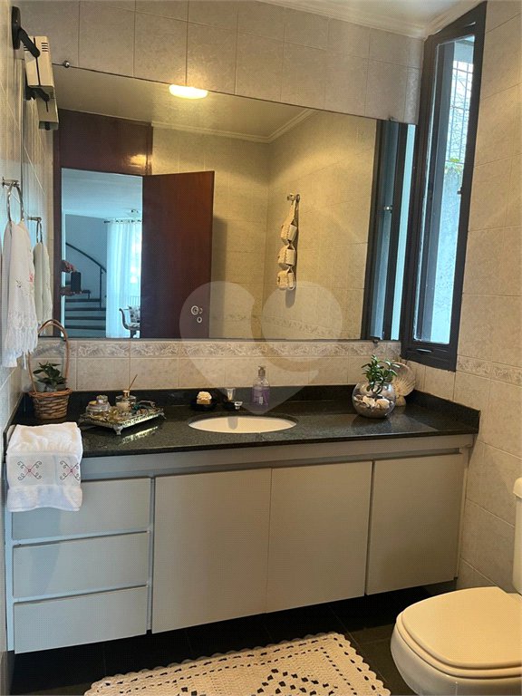 Casa à venda com 4 quartos, sendo 3 suítes, no condomínio Vitoria Regia, São Paulo - SP