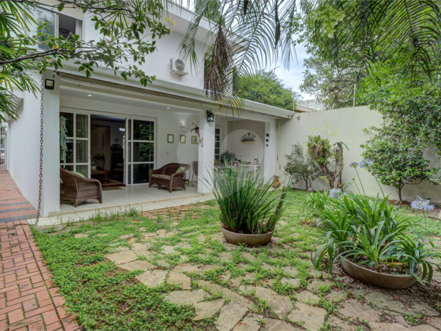 Casa à venda ou para alugar com 4 quartos, sendo 2 suítes,  em Ibirapuera, São Paulo, SP