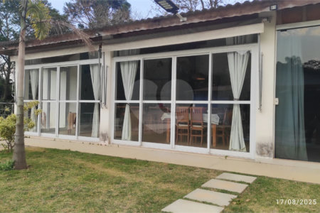 Casa à venda com 3 quartos, sendo 1 suíte, no condomínio Alpes Douro, Bom Jesus dos Perdões - SP