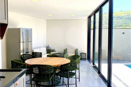 Casa à venda com 3 quartos, sendo 2 suítes, no condomínio Residencial Marchant Buarque, Atibaia - SP