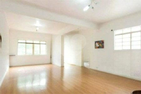 Sobrado à venda na Mooca de 212m² com 2 dormitórios, 1 suíte e 2 vagas.