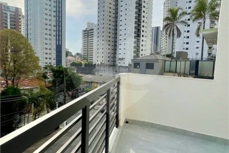 Sobrado com 3 andares, 350 m², 6 quartos, 2 suítes e 5 vagas para locação no Jardim Anália Franco!