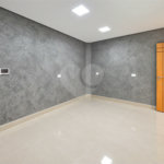 Sobrado geminado com 185 m², 3 suítes, closet, 4 vagas, área gourmet, sótão, energia solar, aquecimento de água e sistema completo de segurança.