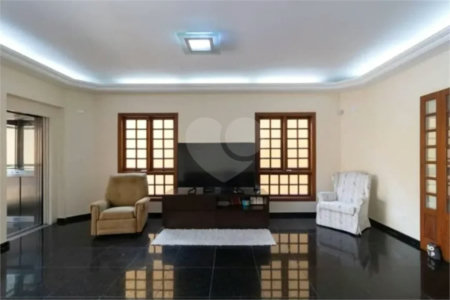 Casa com 3 dormitórios sendo 3 suítes com 03 vagas de garagem.