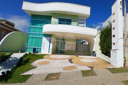 Casa à venda com 3 suítes no condomínio Figueira Garden, Atibaia - SP