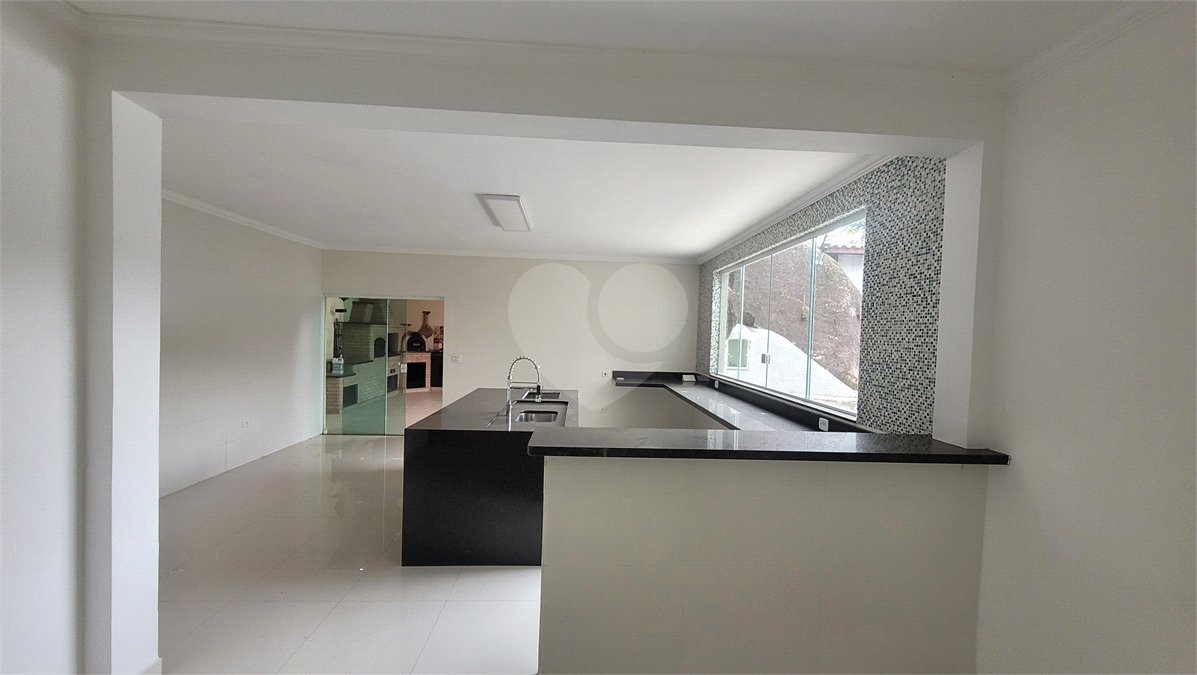 Casa à venda com 4 quartos, sendo 1 suíte, no condomínio Parque Suiça, Caieiras - SP