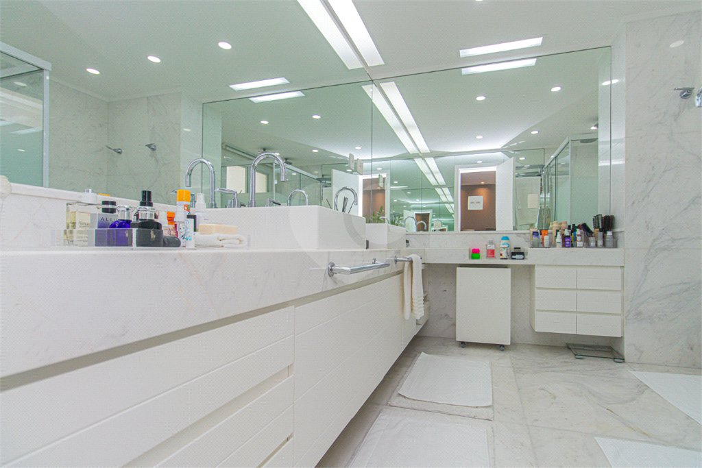 Apartamento à venda com 3 quartos, sendo 2 suítes, em Vila Nova Conceição, São Paulo, SP