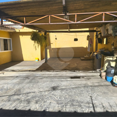 Linda Casa com Comercio ao lado independente.