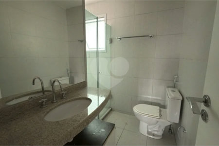 Apartamento de 155 m² com 4 dormitórios, varanda e 2 vagas de garagem. Condomínio com piscinas adulto, infantil e aquecida, lazer e portaria 24 horas.