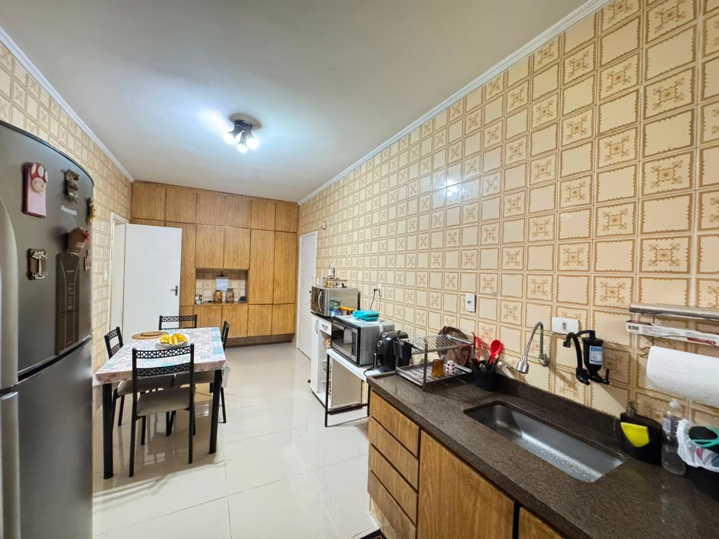 Apartamento com 2 dormitórios e suíte + dependência de serviço completa na Ponta da Praia – Localização privilegiada próximo à Praça Dino Bueno