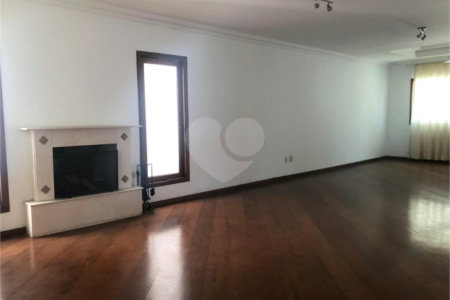 Casa à venda com 4 suítes no condomínio Vila das Emboabas, São Paulo - SP