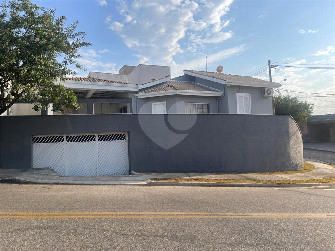 Casa à venda com 4 quartos, sendo 1 suíte, no condomínio Horto Florestal II, Sorocaba - SP