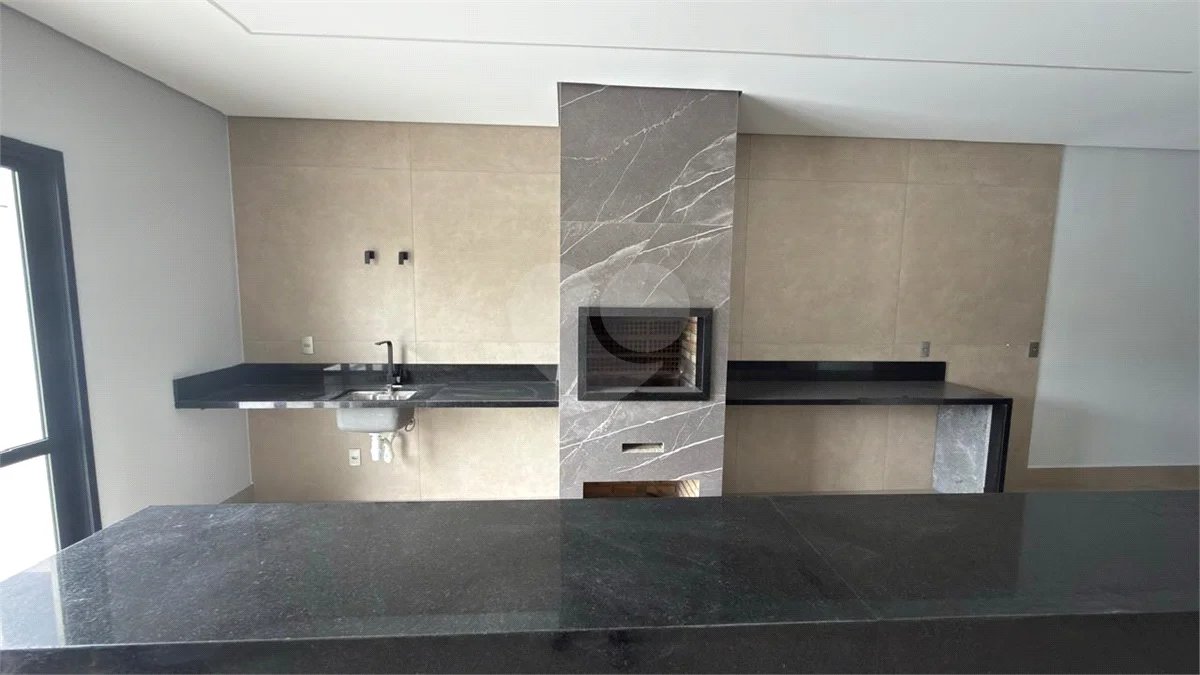 Sobrado de alto padrão no Swiss Park, totalmente reformado, com 4 suítes, piscina, elevador, espaço gourmet, 4 vagas e condomínio com lazer completo.