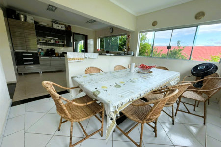 Casa à venda com 4 quartos, sendo 3 suítes, no condomínio Village da Serra, Araçoiaba da Serra - SP