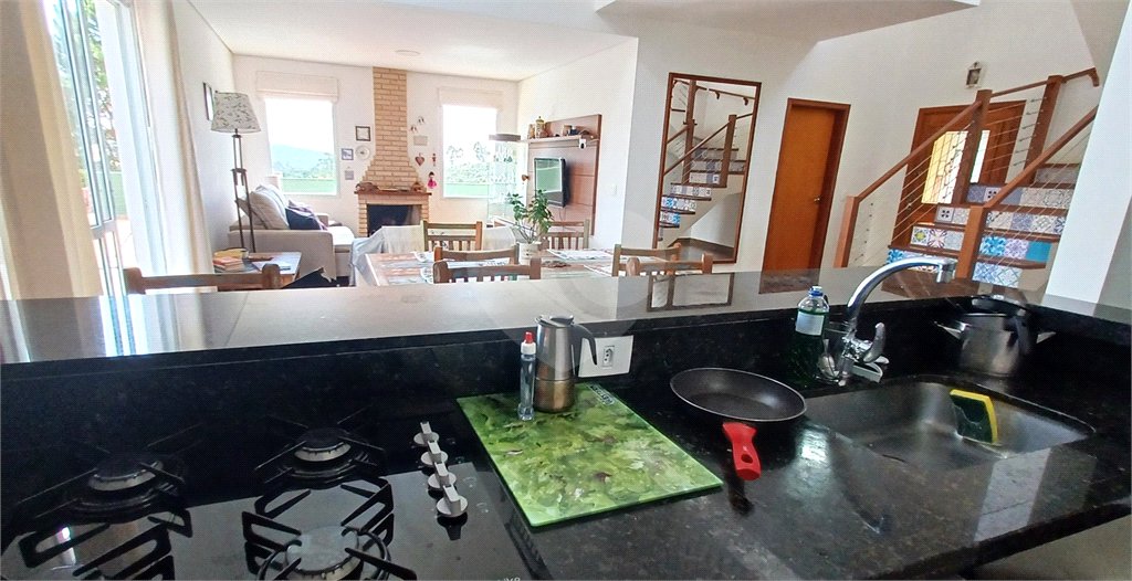 Casa à venda com 3 quartos, sendo 2 suítes, no condomínio Altos de São Roque, São Roque - SP