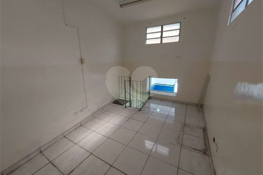 GALPÃO COMERCIAL DE 220,0 M² COM 02 BANHEIROS, COPA COM REFEITORIO, MEZANINO E VAGA DE GARAGEM PARA LOCAÇÃO NA LAPA