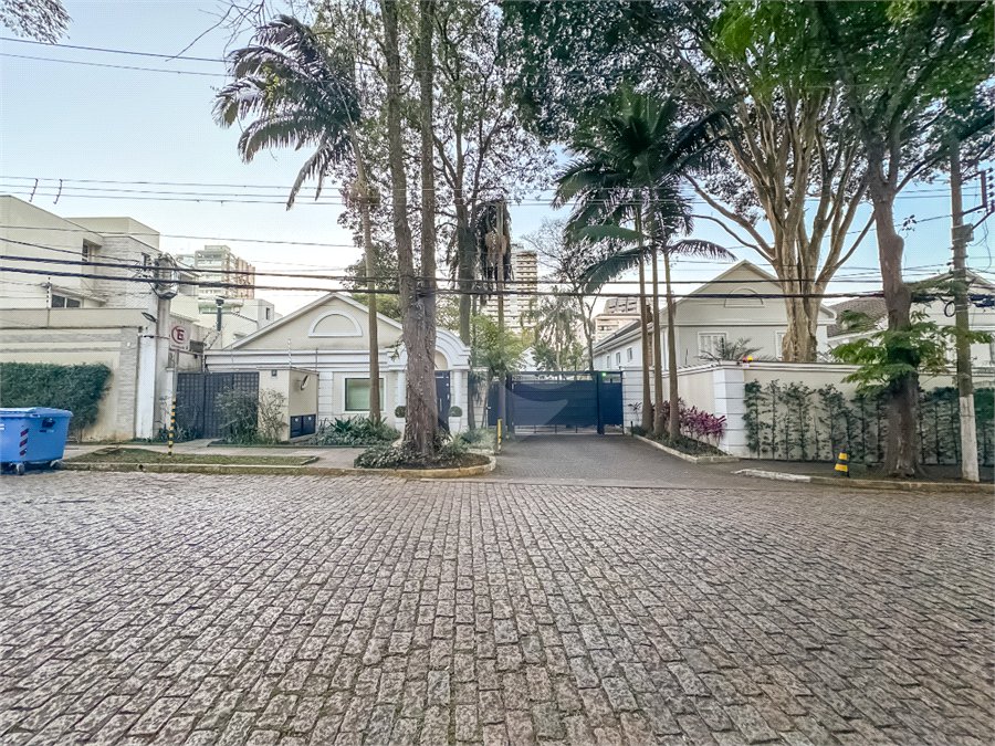Casa à venda com 4 quartos, sendo 3 suítes, no condomínio Village Place, São Paulo - SP